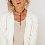 Foto de Detalle de Collar en baño de Plata con modelo de CXC