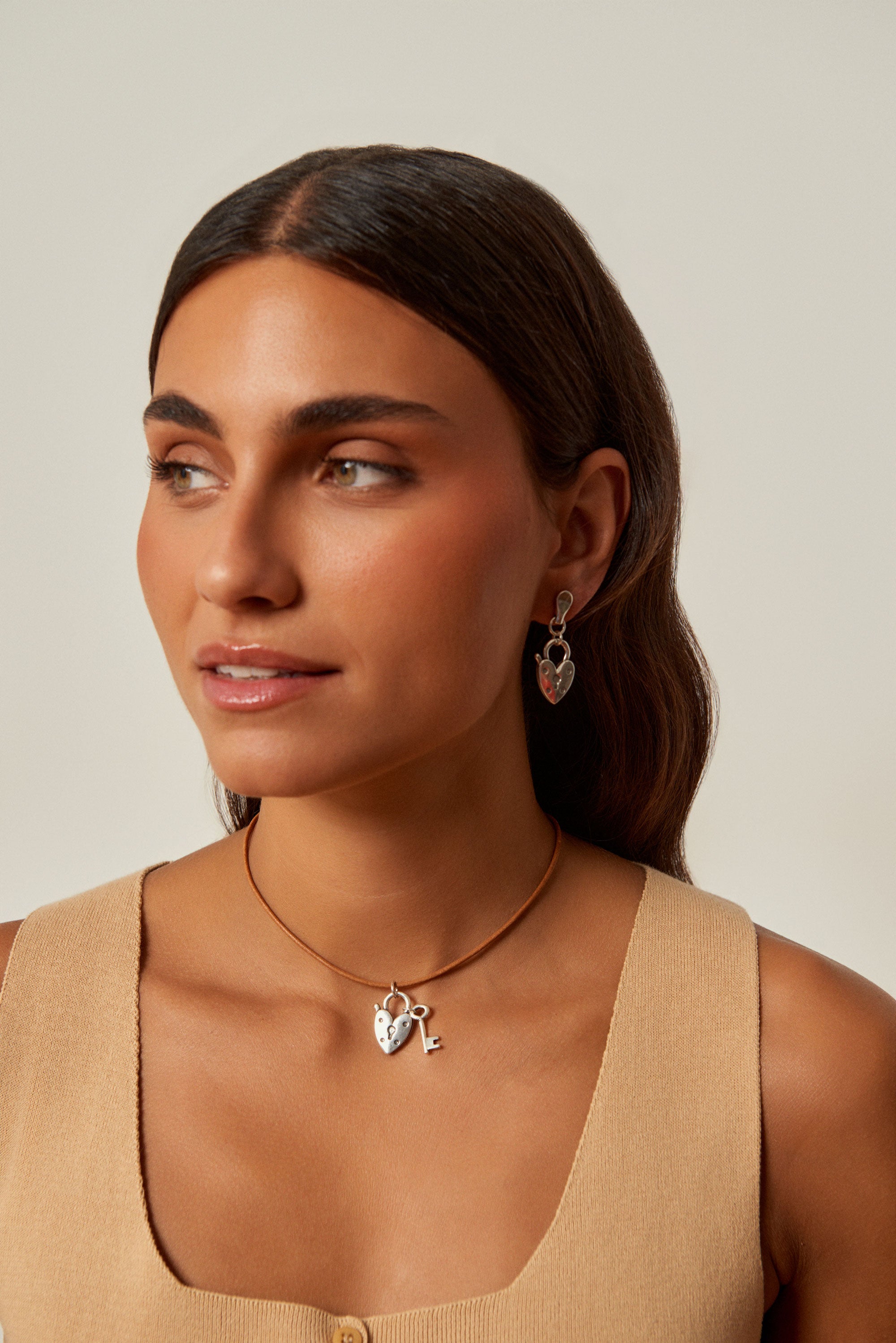 Collar Corazón Candado Cuero